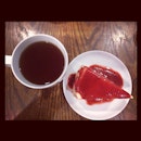 Strawberry Crepe Cake & Four Red Fruits Tea 🍰🍓☕️ ชาหอมชื่นจายม้วกๆ 😚😌 #yummy #dessert #tea #time #herepaolicious #amor