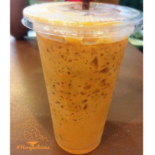 Thai Iced Milk Tea 、ชาเย็น
📍 ร้านเจ๊หมวย @ ท่าพระจันทร์
💸 Price: 20 ฿
👍 #herepaolicious Rates: 🐽🐽🐽🐽🐽
#⃣ Share ur Delicious Tag #liciouswithhere
🆔 Follow us on Twitter/Tumblr/Burpple: Herepaolicious
ไม่รู้จะติดใจอะไรนักหนา ร้านอื่นแถวนั้นก็เยอะแยะ บางทีก็งงว่าจะมายืนรอนานๆทำไม พูดไปบางคนก็ว่าเว่อร์ แต่ละคนมันก็ชอบไม่เหมือนกันเนอะ แต่แอดชอบแก้วนี้(และอีกหลายๆแก้ว) คือดีงาม เอาคะแนน🐽เต็มไปเลย!!
