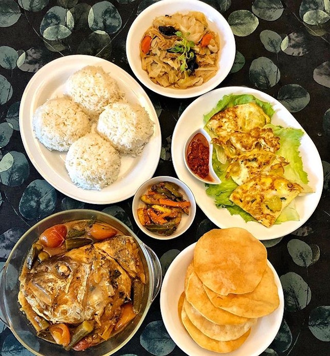 🌸Media Drop🌸 White Rose Cafe at @yorkhotelsg is offering their #StayHome Family Takeaway Set Meal for just S$50 nett which serves up to 4 pax.