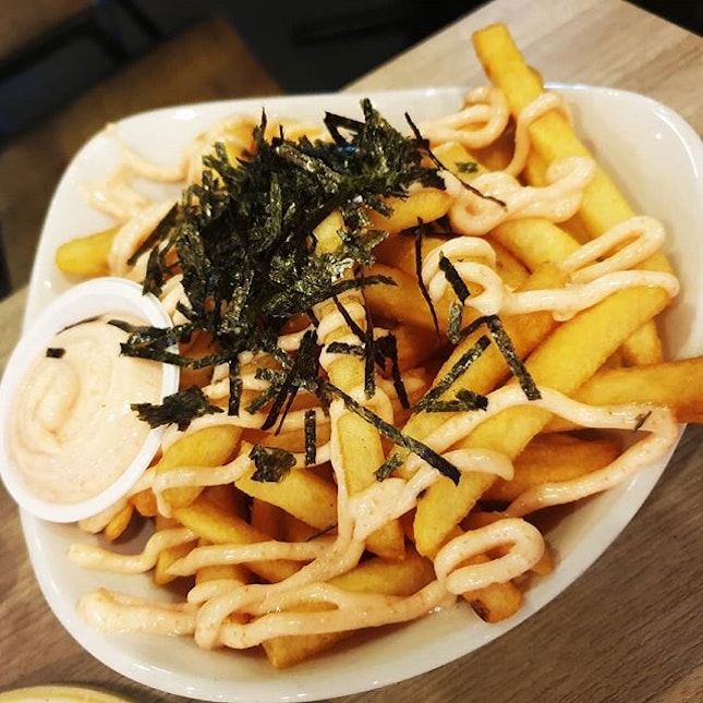 FOOD REVIEW 
GRUB (BISHAN PARK)
Rating: 💋💋💋 (Must Try)

Mentaiko Fries $6
The fries is crispy on the outside and is soft & thick in the inside.