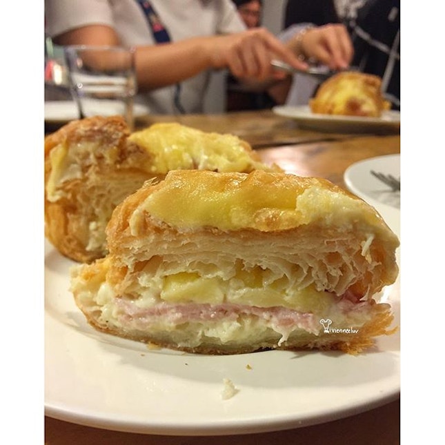 [Ham & Cheese Croissant S$7.90] - with bechamel and Parmesan cheese, filling enough for a full meal, as its heavily loaded with cheeses, the croissant is not as crisp already.