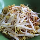 Fishball noodle with lots of bean sprouts.