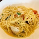 Vongole Spaghetti
_
Venus Clams, White Wine Sauce, Cherry Tomato, Red Chilli, Basil 
_
Al dente pasta, fresh clam.