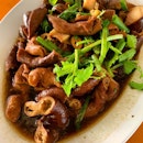 A plate of good Pig’s offal to go with a bowl of good Kwai Chap
_
A simple meal to satisfy a simple soul.