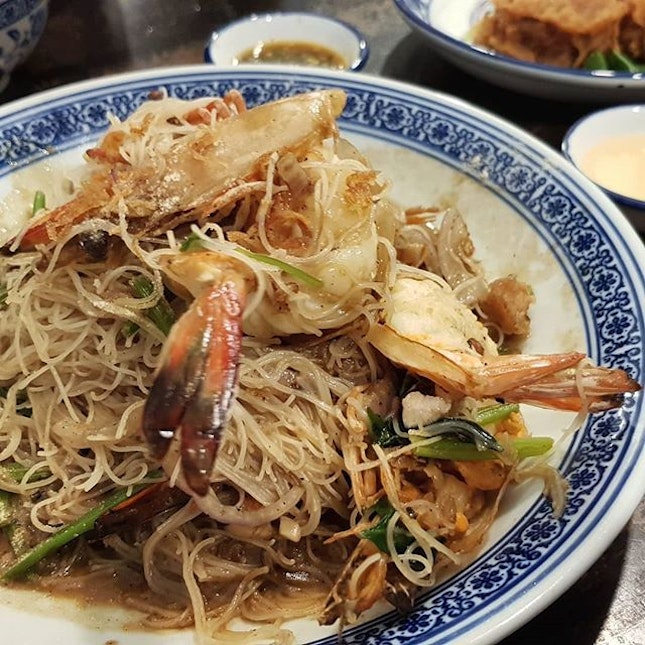 The wok hei and lardo taste on the prawn fried bee hoon is truly #foodkinggood ($16.80 mid prawn/$19.80 large prawn).