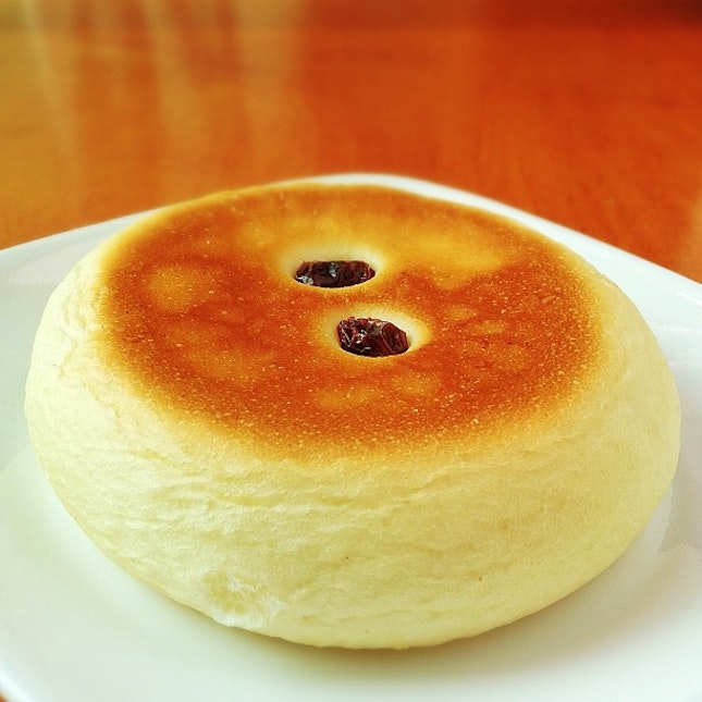 Japanese raisin bun