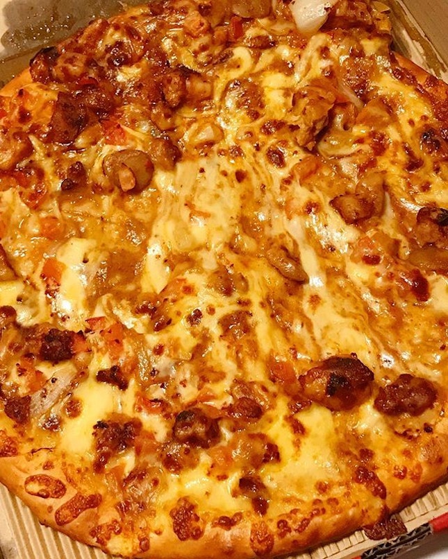 Pleasantly surprised by the tasty grease bomb that’s @pizzahut_sg‘s Curry Chicken #pizza.