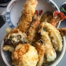 Ebizo special tendo
海老蔵天丼
live prawns, sea eel, crab legs, squid, soft boiled egg, mixed-vegetables on rice
.