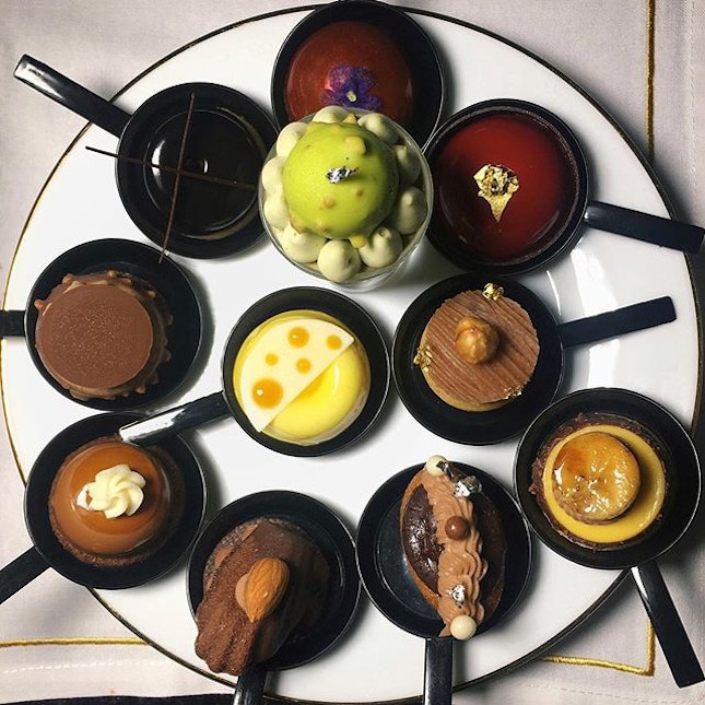 Just thinking about these sweet treats that I scoffed down like a greedy Augustus Gloop several nights ago at Tea Lounge, Regent Singapore.