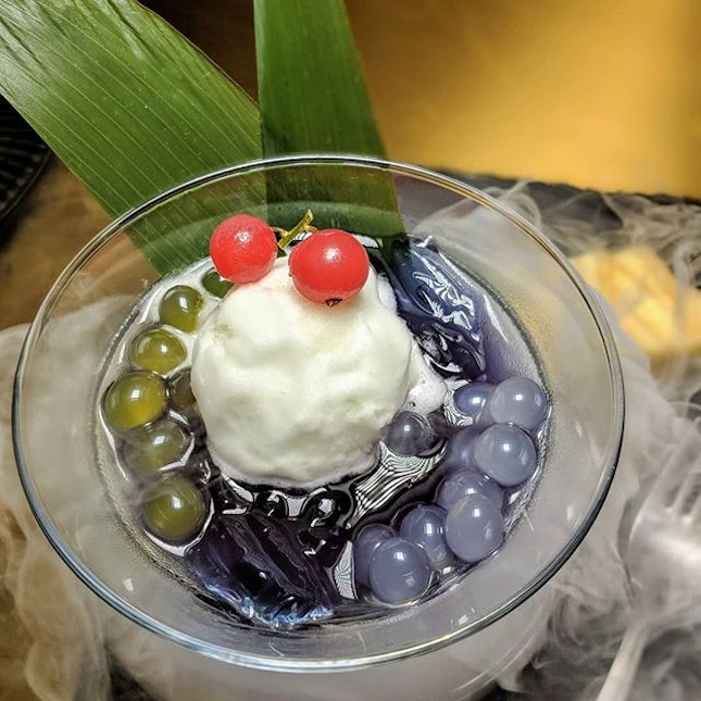 The Early Fatback: Chilled Blue Pea Lemongrass Jelly with Lime Sorbet, Lychee and Passionfruit Pearls from Min Jiang at Dempsey (@goodwoodparkhotelsg).