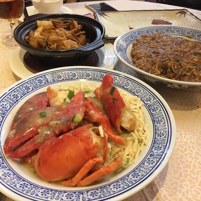 Dinner at 西宝城 
#bostonlobster #sucklingpig #mushroompot #sprouts #hongkong #hongkongeats #hongkongfood #burpple #burpplehk