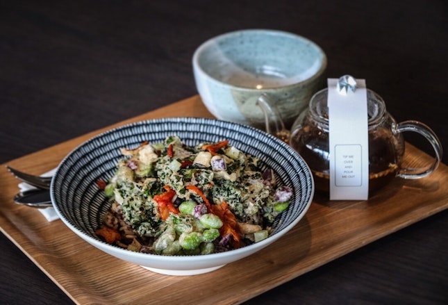 Riding on the grain bowl trend but definitely unlike any you’ve tried out there, is Clan Cafe’s Kakiage bowl with Genmaicha Broth.