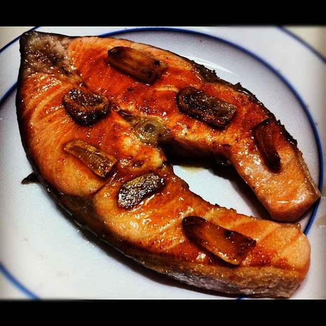 Panfried salmon steak with crisp garlic