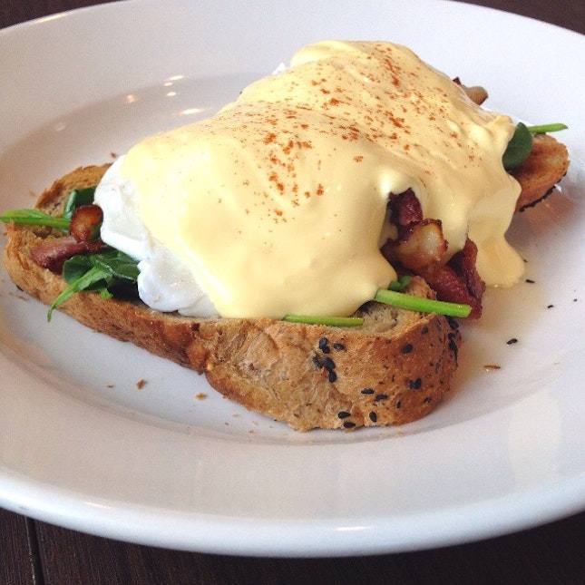Pretty surprised to find such decent Eggs Benedict covered with really rich and creamy hollandaise sauce here!