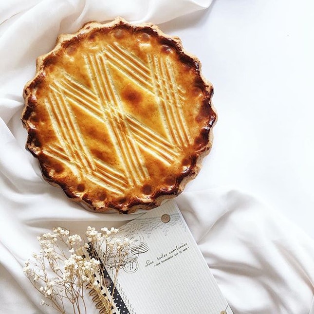 Tea time with this yummilicious Uncle Seng's Apple Pie ($35) from @oldsengchoong.