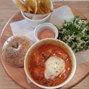 #tomato #basil #mushroom #sausage #casserole at #homies #tamanmolek

RM 29.90 ++ the dip sauce for the chips is quite nice.