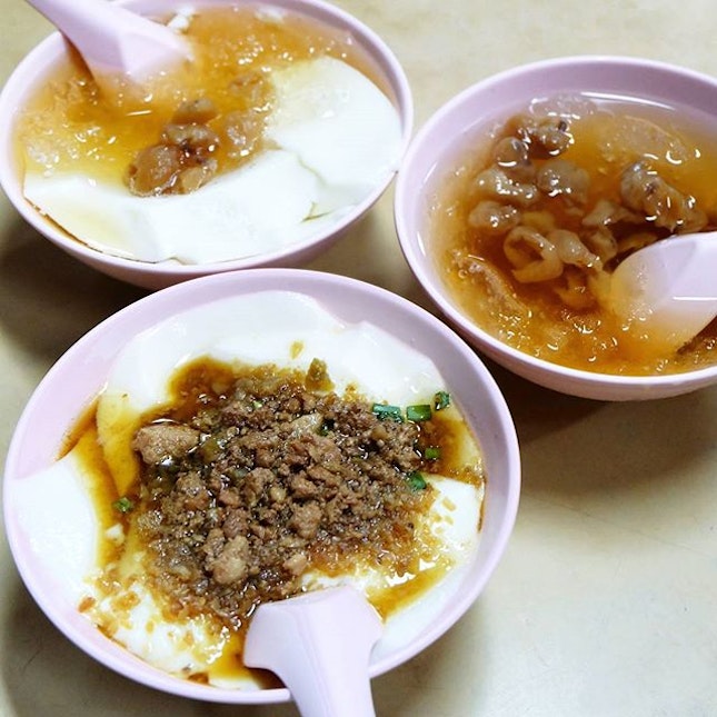 Reminding me of minced meat porridge, but instead of smooth thick congee is replaced with silky beancurd.