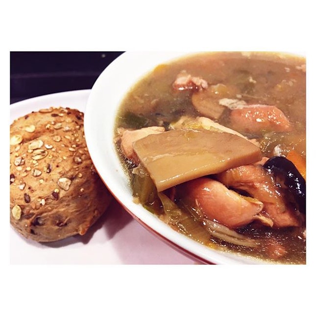 Mizutaki x Keihan Chicken Stew 🐣 So heart and tummy warming w tender sweet chunks of chicken & vegetables 🙆🏻😋 #burpple