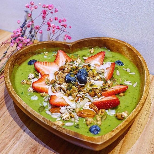 Stay cool in hot weather with the Fruity Matcha @thegoodboys_sg

Made with pineapple, matcha from Japan, baby spinach, mango, banana and topped with toasted granola, seed mix, toasted coconut shavings, chia seeds, blueberries and strawberries.