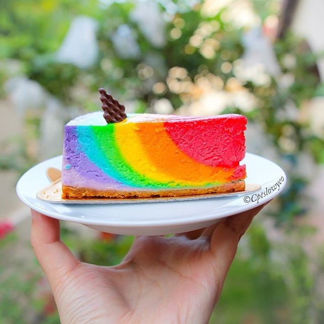 Not your ordinary 🌈🍰 Vibrant colours with distinct flavours 😀 set to brighten up your mood and palate!