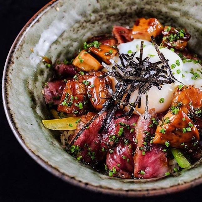 🍴WAGYU FOIE GRAS DON [S$45]
Kagoshima A4 Ribeye steak cut Wagyu beef topped with pan seared foie gras, sashimi grade onsen egg, seasonal grilled vegetables.