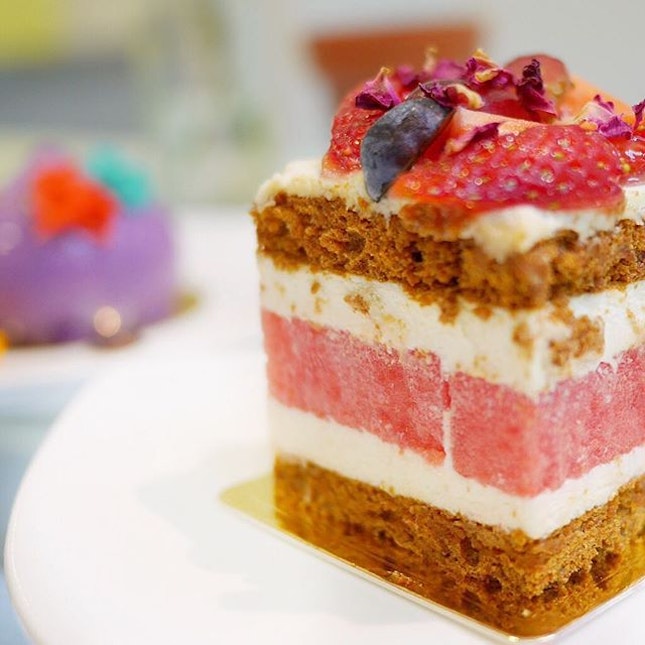 Cafe Hopping in a box | This is a brand new concept located at Bukit Timah Plaza (B1-52B) where they curate only the signature desserts all over Singapore, just so you need not travel everywhere to get your dessert fix!🎂
.