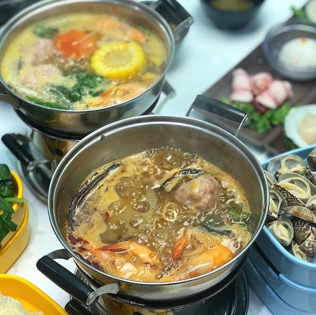 Chill Gen Unlimited Hot Pot Buffet ($18.80-$24.80 for 90 min) is the latest concept by Xin Wang Hong Kong Café, offering 4 soup base like Signature Papaya Soup, Korean Army Stew, Tomato and Homemade Fragrant Spicy soup where you can customise the level of spiciness!