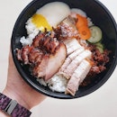 One of the most satisfying eats I've had today is this {Caramelized pork and crispy Pork combo donburi} ($9.80) from the takeaway kiosk #BazukaYakibuta at Great World City basement.
