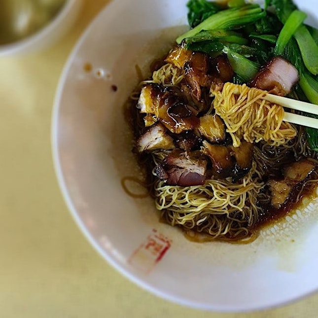 Wanton noodles ain't half bad in the hood when you least expect it :)
#wantonmee #wantonnoodles #noodles #charsiew #sgfood #foodporn #burpple