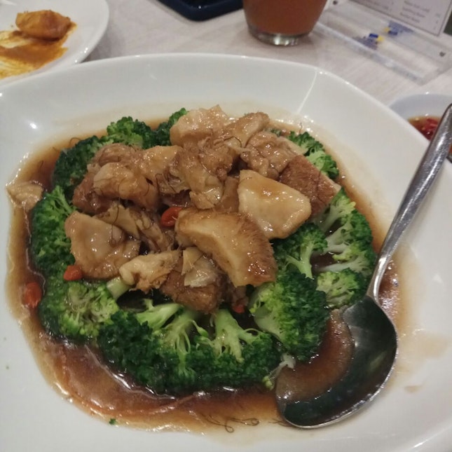 Hou Tou Mushroom With Broccoli 