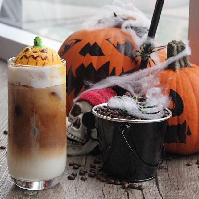 TRICK OR TREAT 🎃🎃🎃 Celebrate a Spooktacular Halloween by waking up to a 3D Pumpkin latte art.