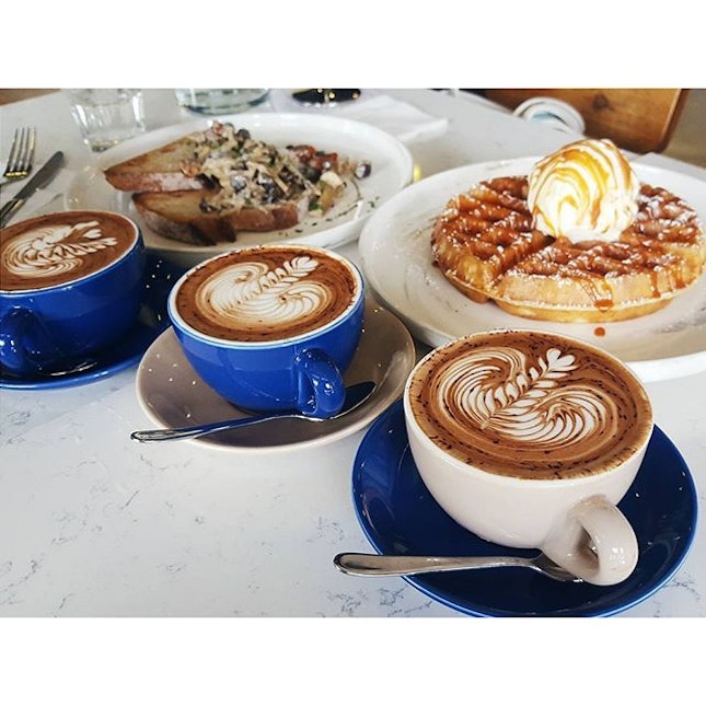 3 cuppa mochas + 3 plates of amazing cafe food + 2 of my loved ones for company = the best combination for a lovely Sunday😋

Between the 3 of us, we shared the Creamy Mushroom on Sourdough ($12), Salted Caramel Buttermilk Waffle ($12) and the Breakfast Strawberry Maple Pancake ($16).