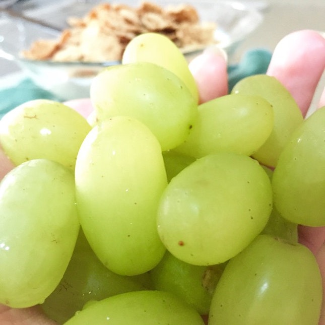 Breakfast🍵 was green🍏 seedless grapes🍇 served with chilled milk🍼 & cereals🍚 ..
