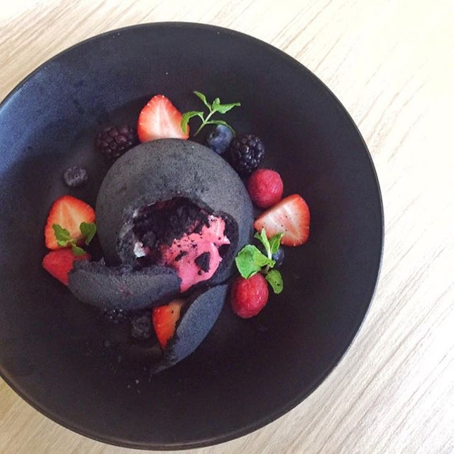 Charcoal with raspberry sorbet & choc mouse 🍴😋❤️ #bakar #dindins #dessertporn