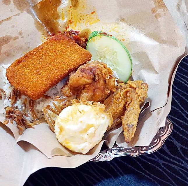 Nasi Lemak Set ($4.50)
Chicken wings, fish fillet, fried egg, ikan bilis & possibly one of the best sambal chilli suited for Nasi lemak ever, it has also been so long since I last tasted the fragrant coconut rice that represent home (no longer ashamed).