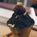 Black Sesame Bingsu
After a disappointing first try at Snowman, I went back again cuz NSY(Nunsongyee) was closed
I must say I was quite delighted this time.