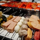 [The Hungry Caveman @thehungrycavemansg] Self-rotating skewers for the lazy eaters - technology for the win!