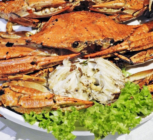 Live Flower Crab Baked With Rock Salt (SGD ~$6 per 100g) @ Famous Treasure.