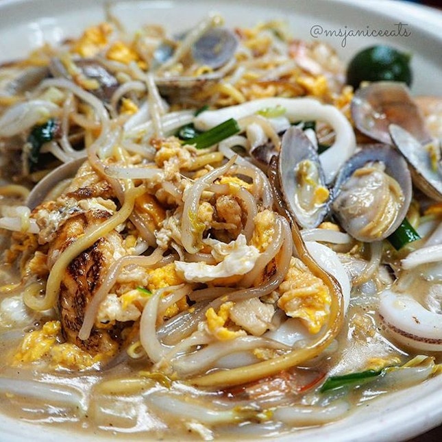 🍲 La La Hokkien Mee 啦啦福建面 (S$8.00/S$12.00/S$16.00) 🍲

Silky strands of noodles soaking in a flavourful pool of wokhei-infused broth that is enhanced with generous pieces of fried lard.  Slurplicious!