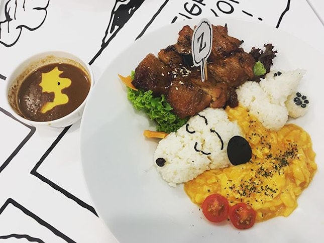 Snoopy cuteness alert 🚨 Snoopy sleep tight mushroom sauce with roasted chicken ($27.90)  at Kumoya cafe!