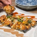 @amiami.sg Sushi Pizza ($17.80++) Fragrant sushi rice slapped on thin spring roll skin, topped with melted mozzarella and Gouda cheese together with a generous portion of mixed sashimi, flying fish roe, omelette and avocado with spicy mayonnaise.