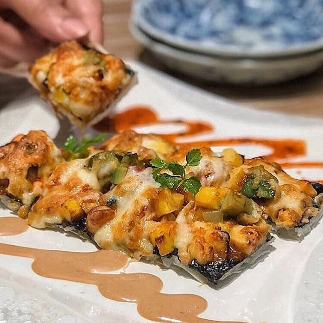 @amiami.sg Sushi Pizza ($17.80++) Fragrant sushi rice slapped on thin spring roll skin, topped with melted mozzarella and Gouda cheese together with a generous portion of mixed sashimi, flying fish roe, omelette and avocado with spicy mayonnaise.