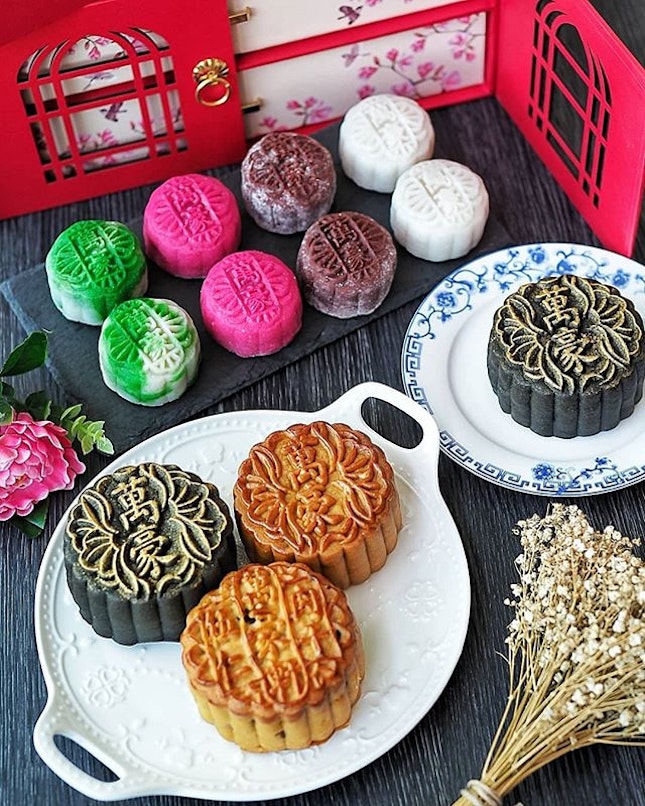 [GIVEAWAY – Assorted Baked Mooncakes]
.