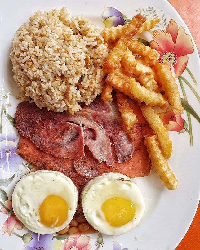 Everything is just perfect, fragrant garlic fried rice, ham, bacon, baked beans, fries and 🍳🍳 Happy Weekend
.