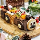 Xmast Fruit Train ($90.00) from @chateraise.singapore Each carriage of the train is made by different confectionery, from roll cake , strawberry Napoleon pie, gateu chocolate and fruit cake.