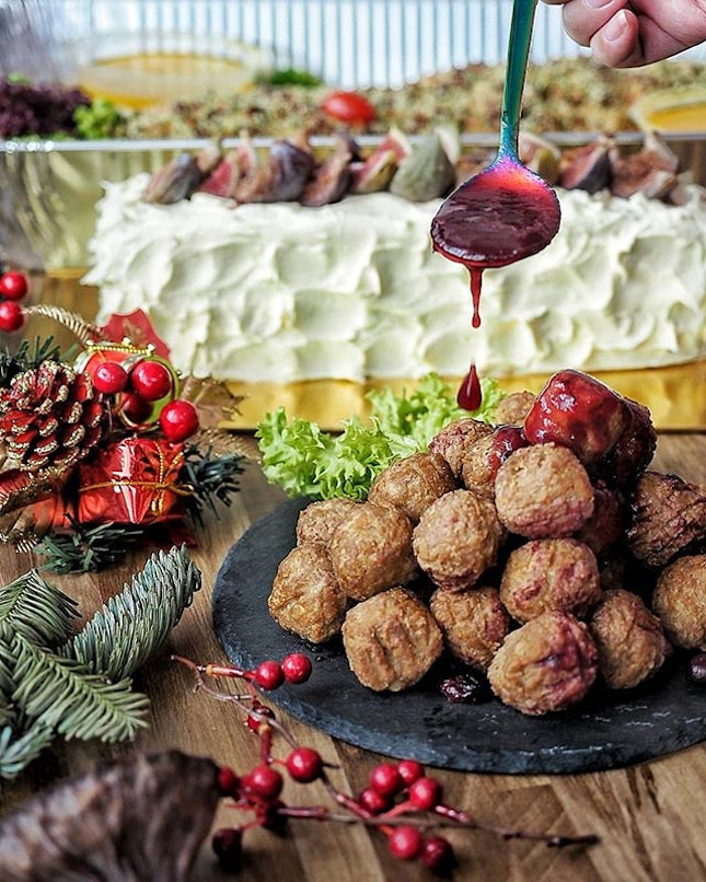 In line with @delihubcatering aim to create sustainable catering, they have crafted an all-new festive menus & Christmas delights this year that include:
.