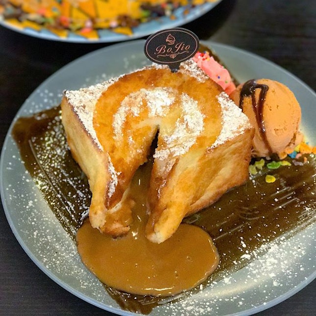 Earl grey lava toast [$15.90] Comes with a scoop of ice cream of your choice (recommended pairing: earl grey), the thick buttered toast comes with an oozy earl grey lava filling that executes a smooth flow that's a feast for the sight 😍.