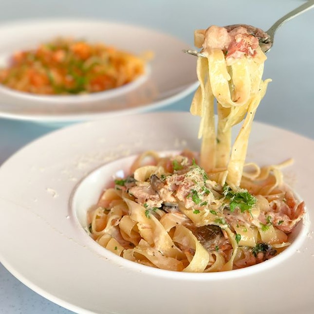 Creamy bacon & mushroom fettuccine [$9.50] Bacon, button mushrooms topped with fresh parsley and freshly grated Parmesan cheese tossed in a cream sauce based pasta.
