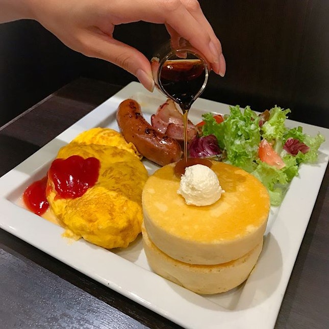 Mini soufflé omelette & pancake with sausage and bacon [$18.80++] A pretty new item listed under the Special Selection Menu, finally a savoury option to the signature soufflé pancakes!
