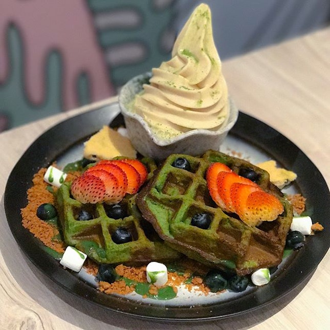 Matcha berry mochi waffles [$13.50+] Matcha flavoured mochi waffles, served with strawberries, blueberries, homemade cacao nibs, mini marshmallows, speculoos crumb, matcha sauce and a softserve flavour of your choice.